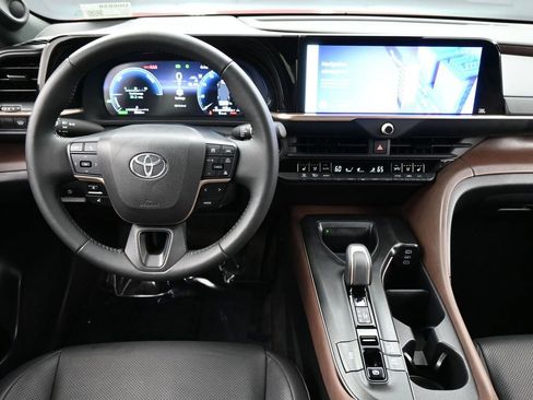 Used 2023 Toyota Crown Limited w/ Advanced Technology Package image 6