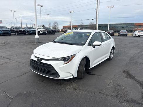 Used 2023 Toyota Corolla LE image 3