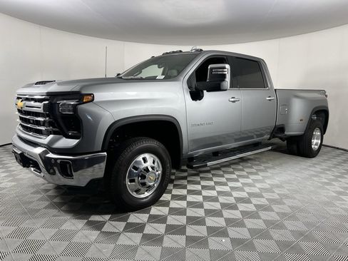 Used 2025 Chevrolet Silverado 3500 LTZ w/ LTZ Convenience Package image 9