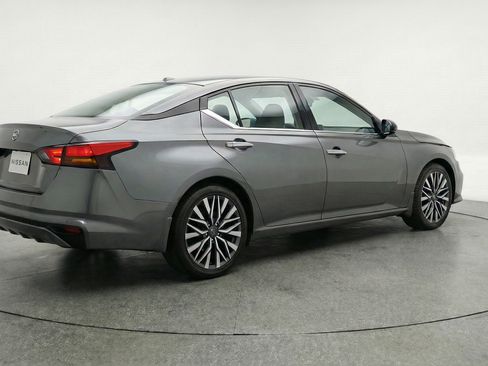 Used 2025 Nissan Altima 2.5 SV FWD image 9