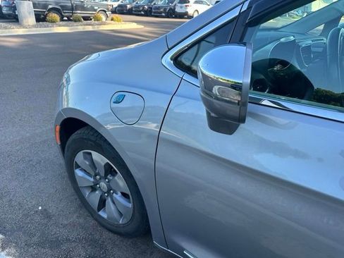 Used 2018 Chrysler Pacifica Limited w/ Advanced Safetytec Group FWD image 9