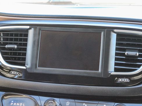 Used 2018 Chrysler Pacifica Touring-L image 14