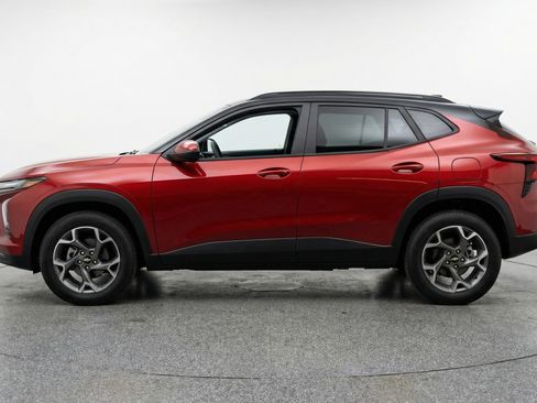 Used 2025 Chevrolet Trax LT w/ LT Convenience Package FWD image 5