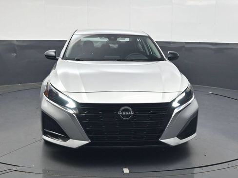 Used 2025 Nissan Altima 2.5 SV FWD image 13