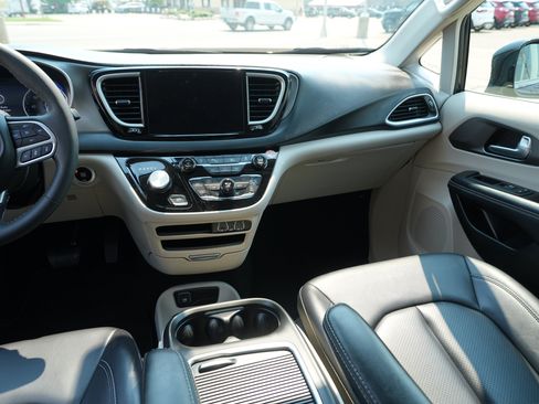 Used 2024 Chrysler Pacifica Touring-L FWD image 22