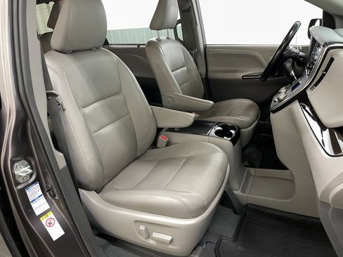 Used 2019 Toyota Sienna XLE image 41
