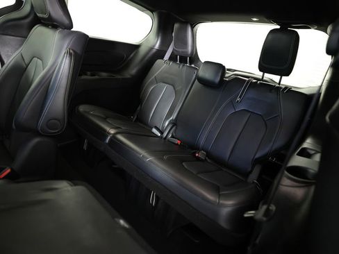 Used 2024 Chrysler Pacifica Select image 15