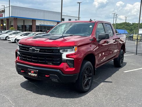 Used 2024 Chevrolet Silverado 1500 LT Trail Boss w/ LPO, Dark Essentials Package AWD/4WD image 2