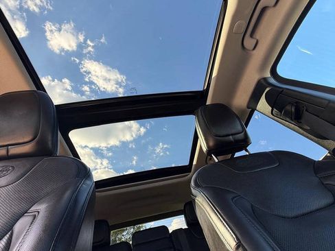 Used 2019 Jeep Cherokee Overland w/ Technology Group AWD/4WD image 11