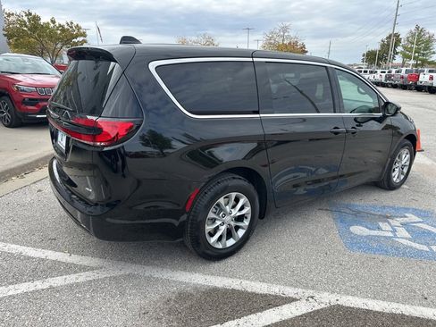 New 2026 Chrysler Pacifica Select image 31