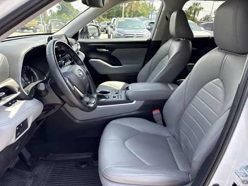 Used 2023 Toyota Highlander XLE AWD/4WD image 11