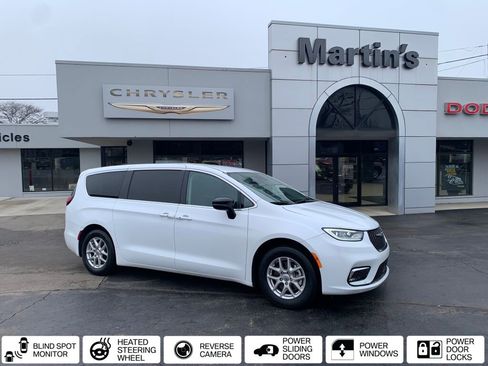 Used 2024 Chrysler Pacifica Touring-L image 1