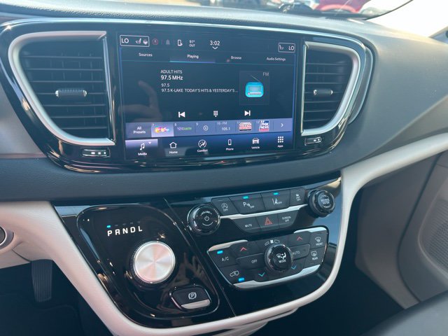 Used 2024 Chrysler Pacifica Touring-L FWD image 11