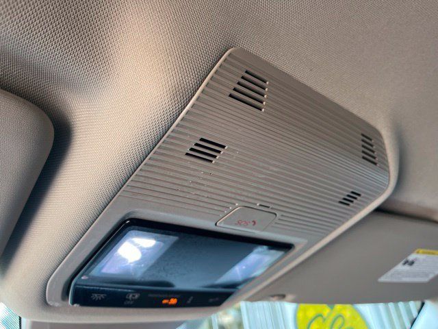 Used 2025 Volkswagen Atlas SE FWD image 31
