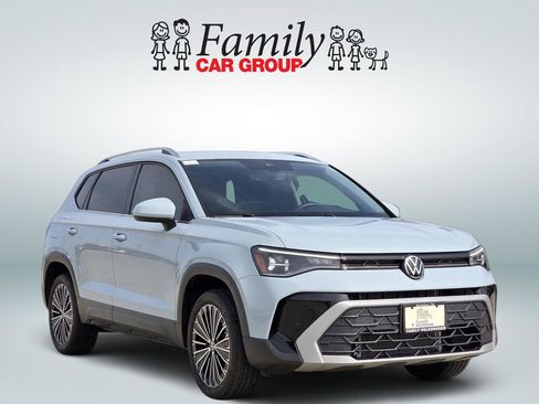 Used 2025 Volkswagen Taos SE image 2