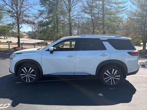 Used 2023 Nissan Pathfinder Platinum image 2