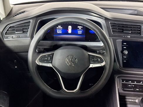 Used 2022 Volkswagen Tiguan SE image 13