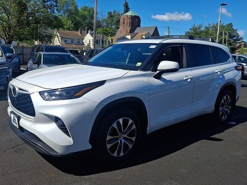 Used 2023 Toyota Highlander XLE AWD/4WD image 3