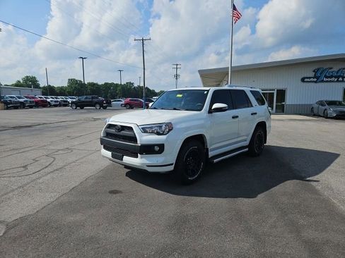 Used 2017 Toyota 4Runner 4WD image 2