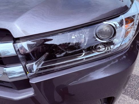 Used 2018 Toyota Highlander Limited Platinum FWD image 18