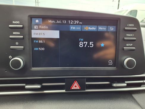 Used 2022 Hyundai Elantra SE FWD image 7