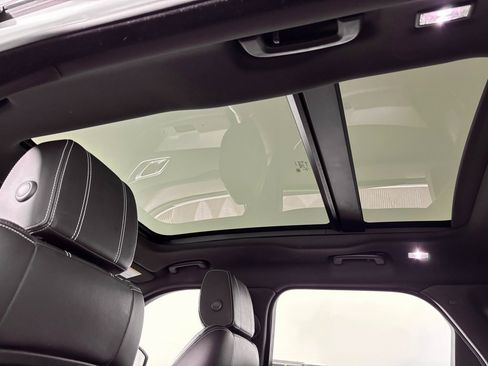 Used 2019 Land Rover Range Rover Velar R-Dynamic SE image 16