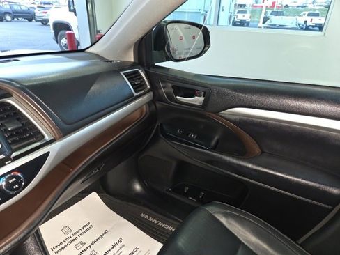 Used 2016 Toyota Highlander XLE image 23