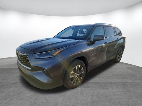 Used 2021 Toyota Highlander XLE FWD image 2