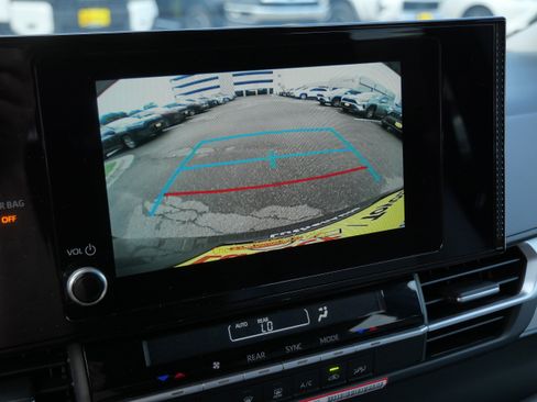 Certified 2026 Toyota Sienna LE FWD image 33