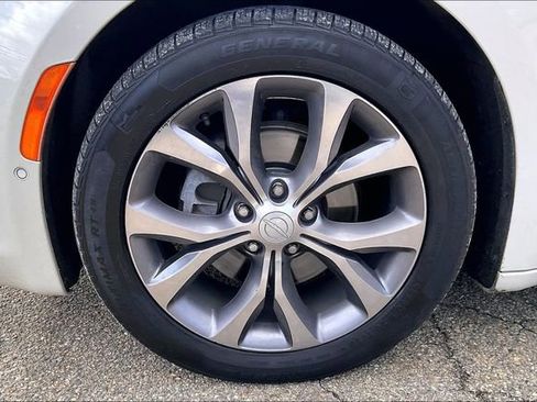 Used 2019 Chrysler Pacifica Limited w/ Tire & Wheel Group image 9
