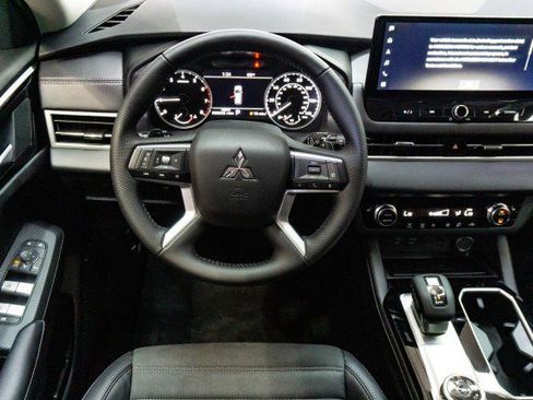 New 2025 Mitsubishi Outlander SE image 17