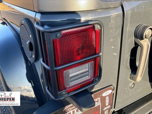 Used 2018 Jeep Wrangler Unlimited Sport image 29