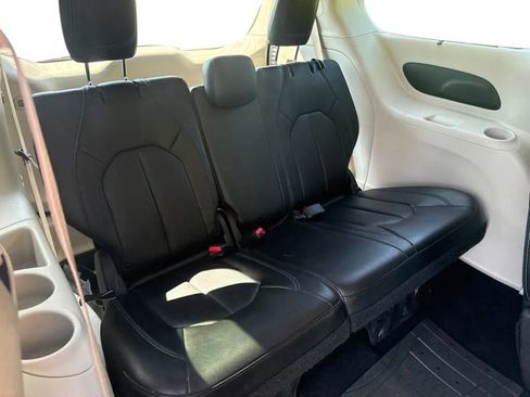 Used 2021 Chrysler Pacifica Touring-L FWD image 31