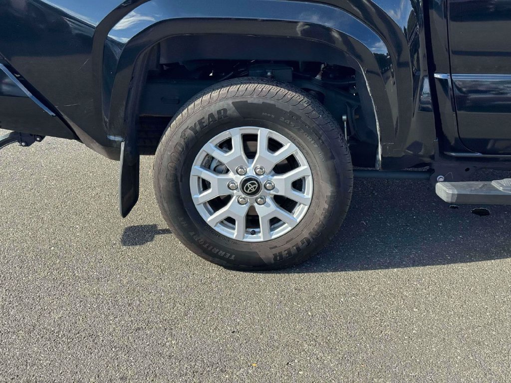 Used 2025 Toyota Tacoma SR5 AWD/4WD image 10