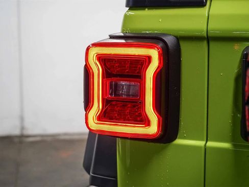 Used 2021 Jeep Wrangler Unlimited Rubicon w/ Xtreme Recon 35" Tire Package image 11