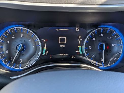 Used 2023 Chrysler Pacifica Touring-L image 17