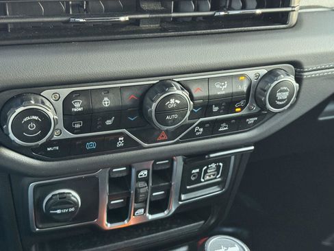 Certified 2025 Jeep Wrangler Sahara w/ Safety Group image 21