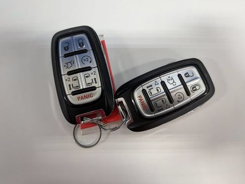Used 2019 Chrysler Pacifica Limited FWD image 41
