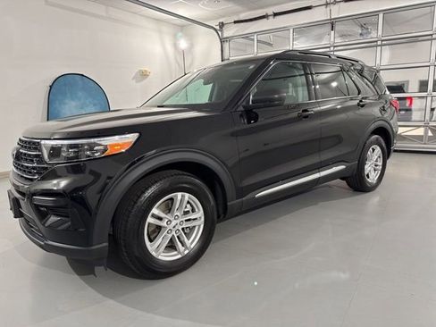 Used 2023 Ford Explorer XLT RWD image 3