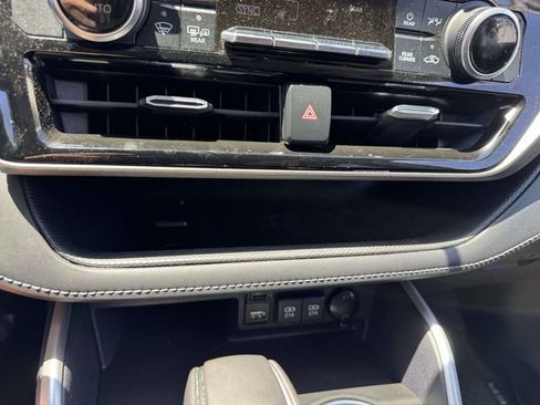 Used 2021 Toyota Highlander XLE AWD/4WD image 35