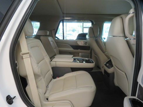 Used 2020 Lincoln Navigator Reserve w/ Luxury Package image 23