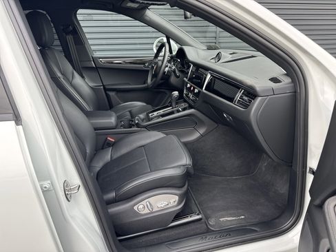 Certified 2025 Porsche Macan AWD/4WD image 13
