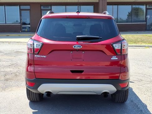 Used 2018 Ford Escape SE w/ SE Sync 3 Package FWD image 4