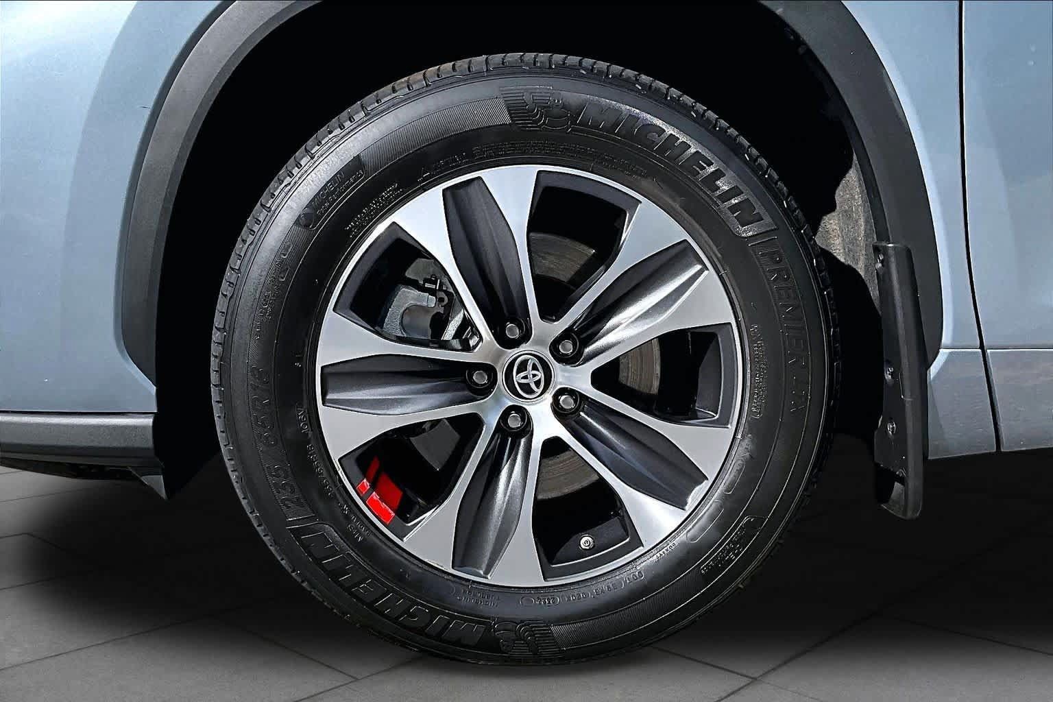 Used 2022 Toyota Highlander XLE AWD/4WD image 11