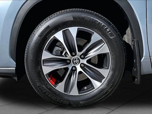 Used 2022 Toyota Highlander XLE AWD/4WD image 11