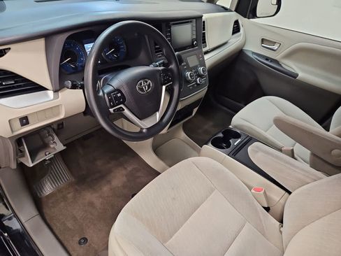 Used 2018 Toyota Sienna LE FWD image 2
