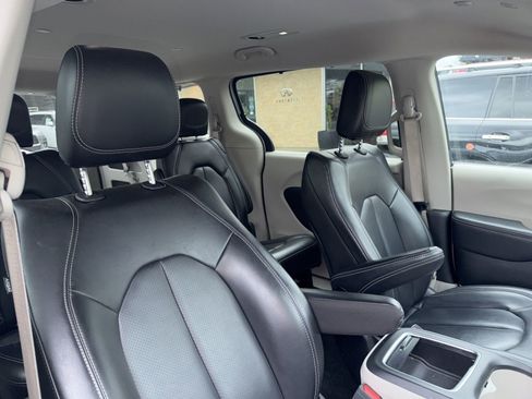 Used 2023 Chrysler Pacifica Touring-L FWD image 5