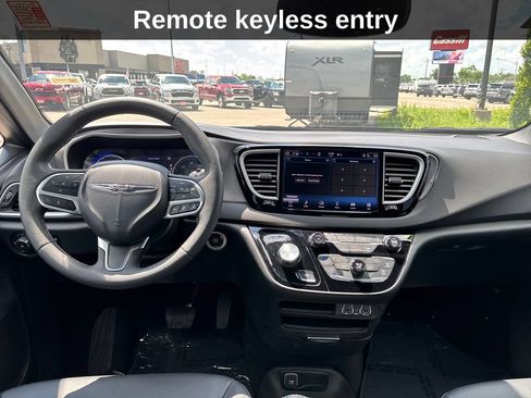 Used 2025 Chrysler Pacifica Select FWD image 16
