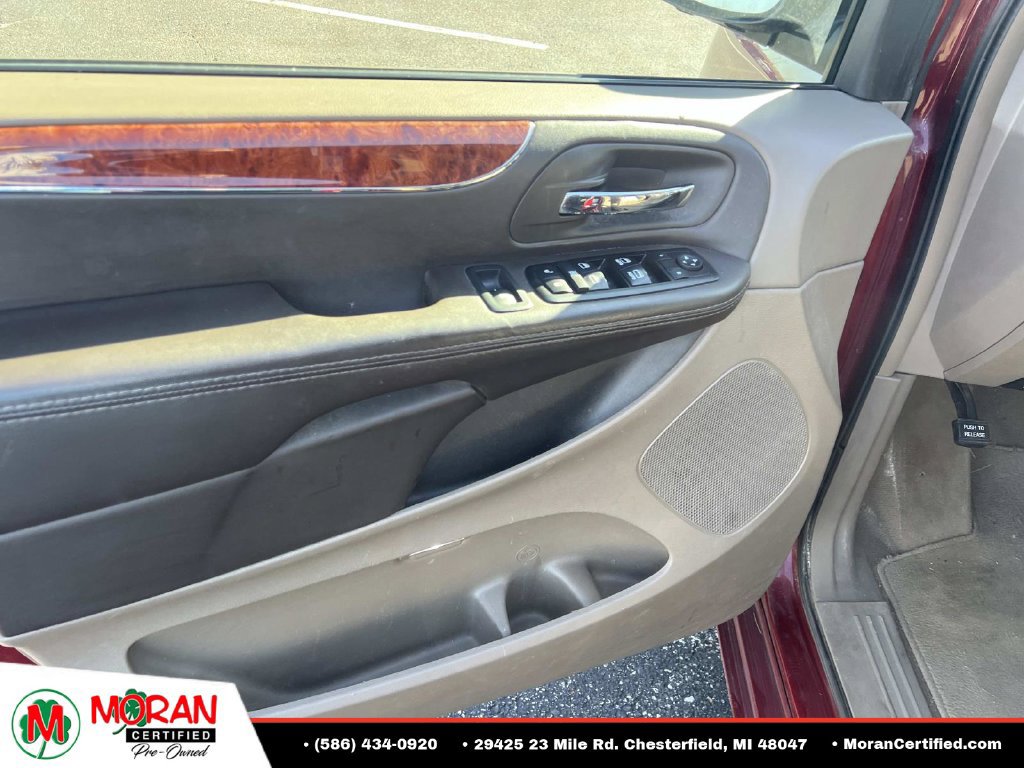 Used 2015 Chrysler Town & Country Touring FWD image 14