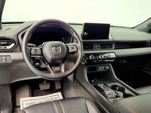 Used 2025 Honda Pilot TrailSport image 13